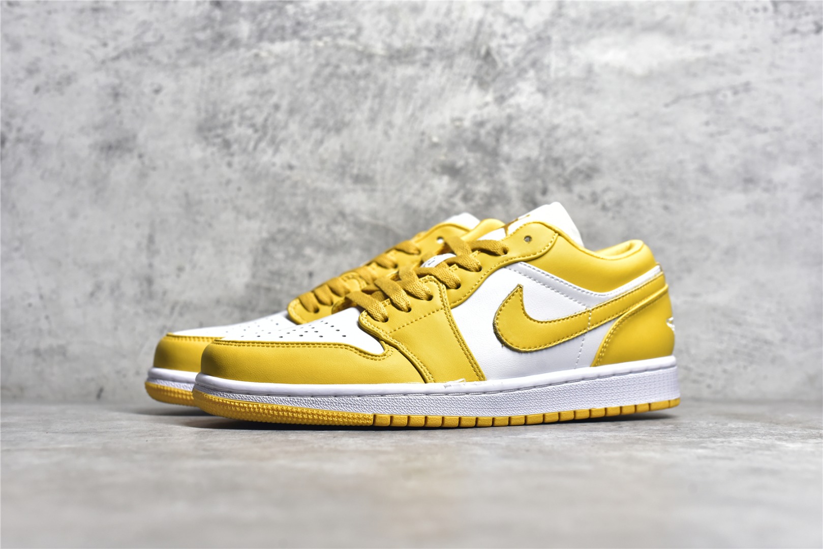 AIR JORDAN AJ1 LOW TOP YELLOW AND WHITE