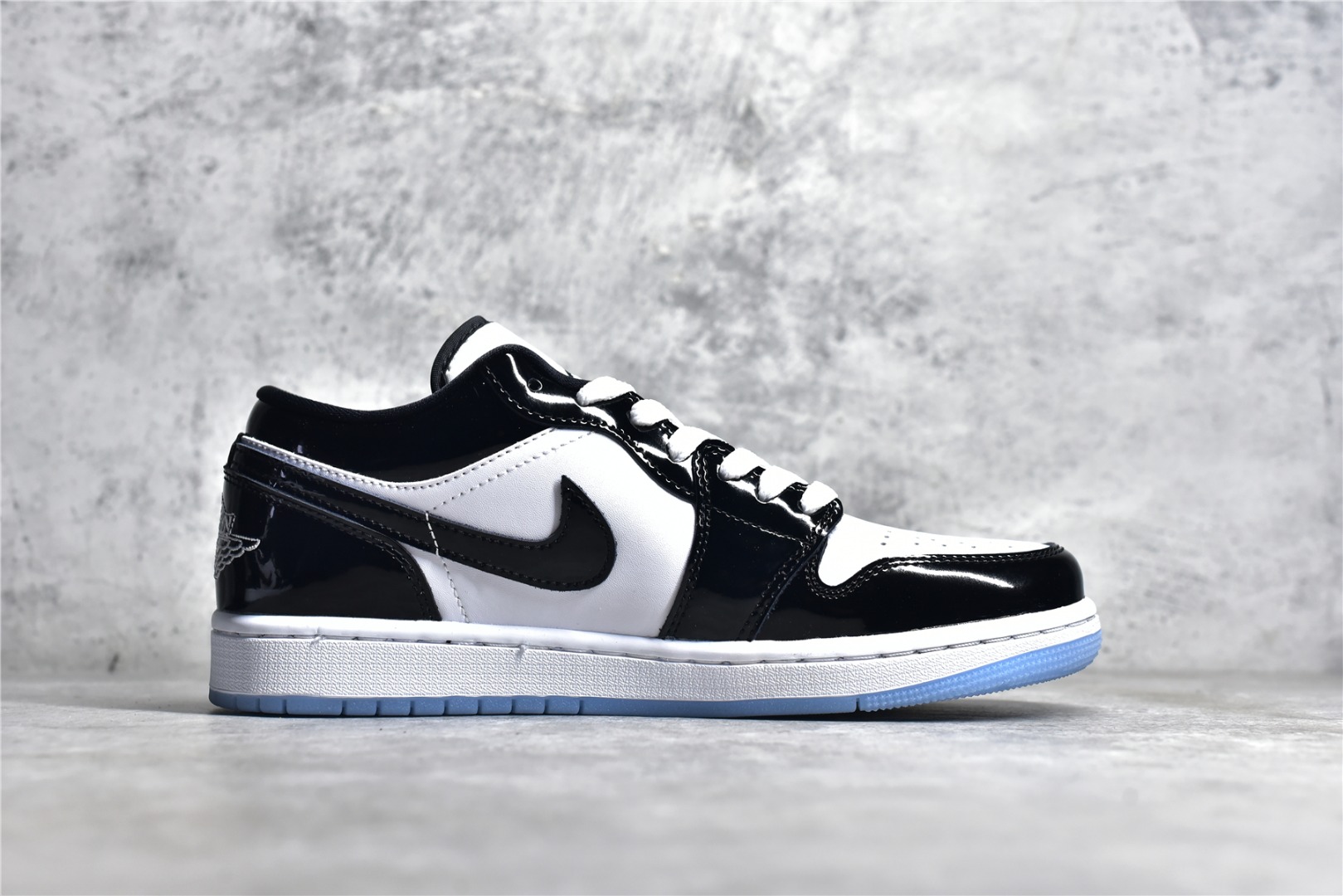 AIR JORDAN 1 LOW TOP PATENT LEATHER WHITE AND BLACK