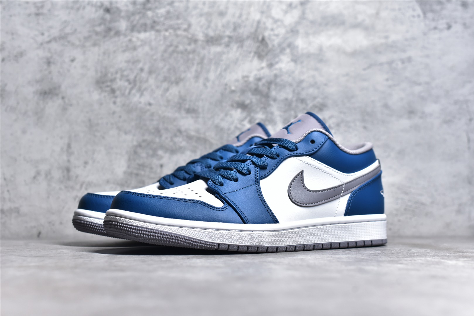 AIR JORDAN 1 LOW TOP WHITE AND BLUE