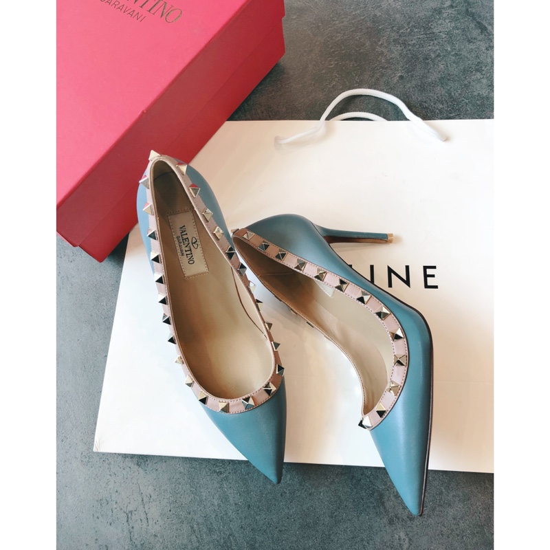 VALENTINO RECOMMENDS THIS STUDDED SHOES ONCE LAUNCHED, THE FASHION IT GIRL STARRY-EYED PURSUIT