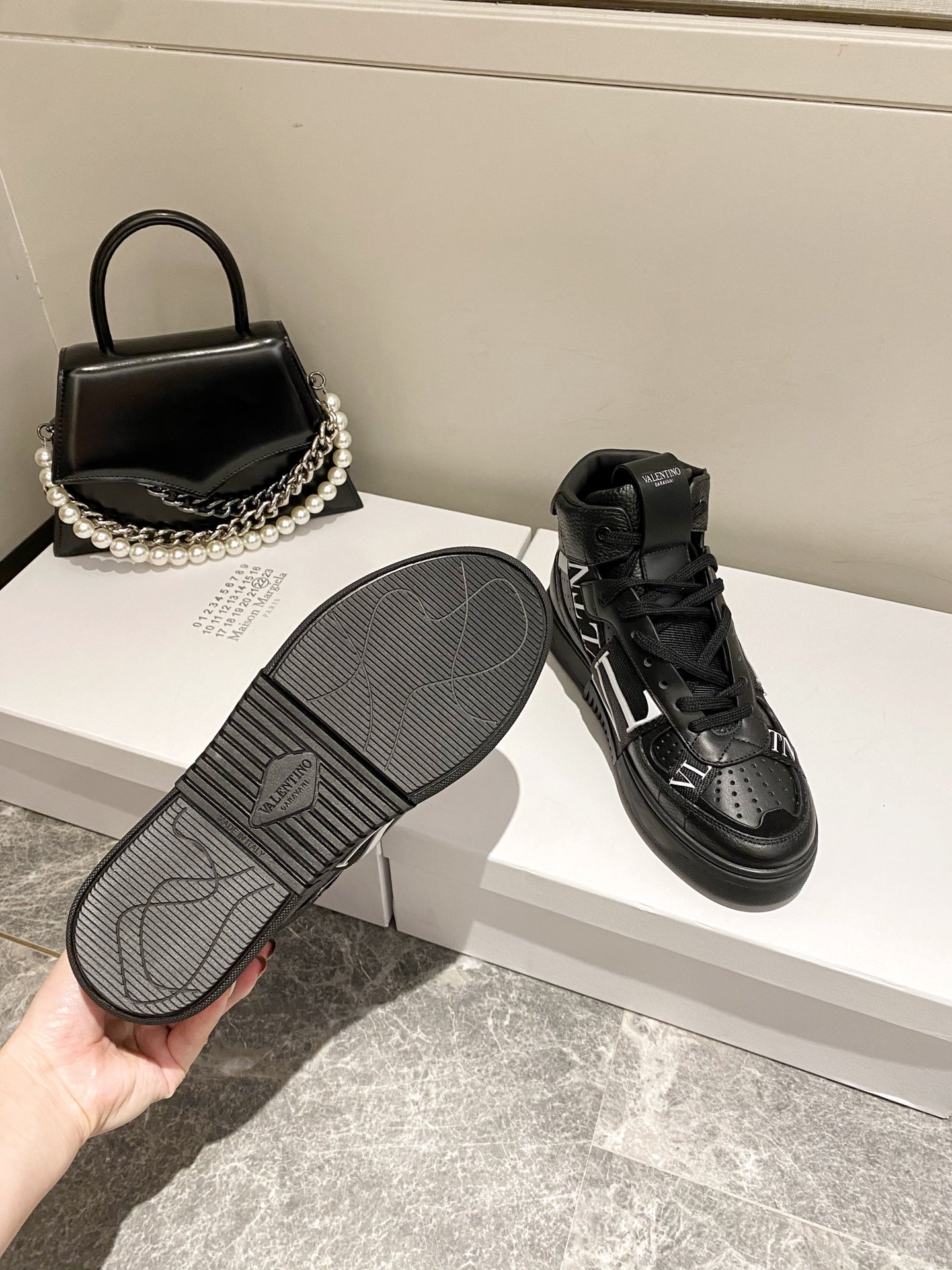 VALENTINO 2023 NEW HIGH-TOP SNEAKERS COUPLE MODELS ON THE NEW HIGH END QUALITY