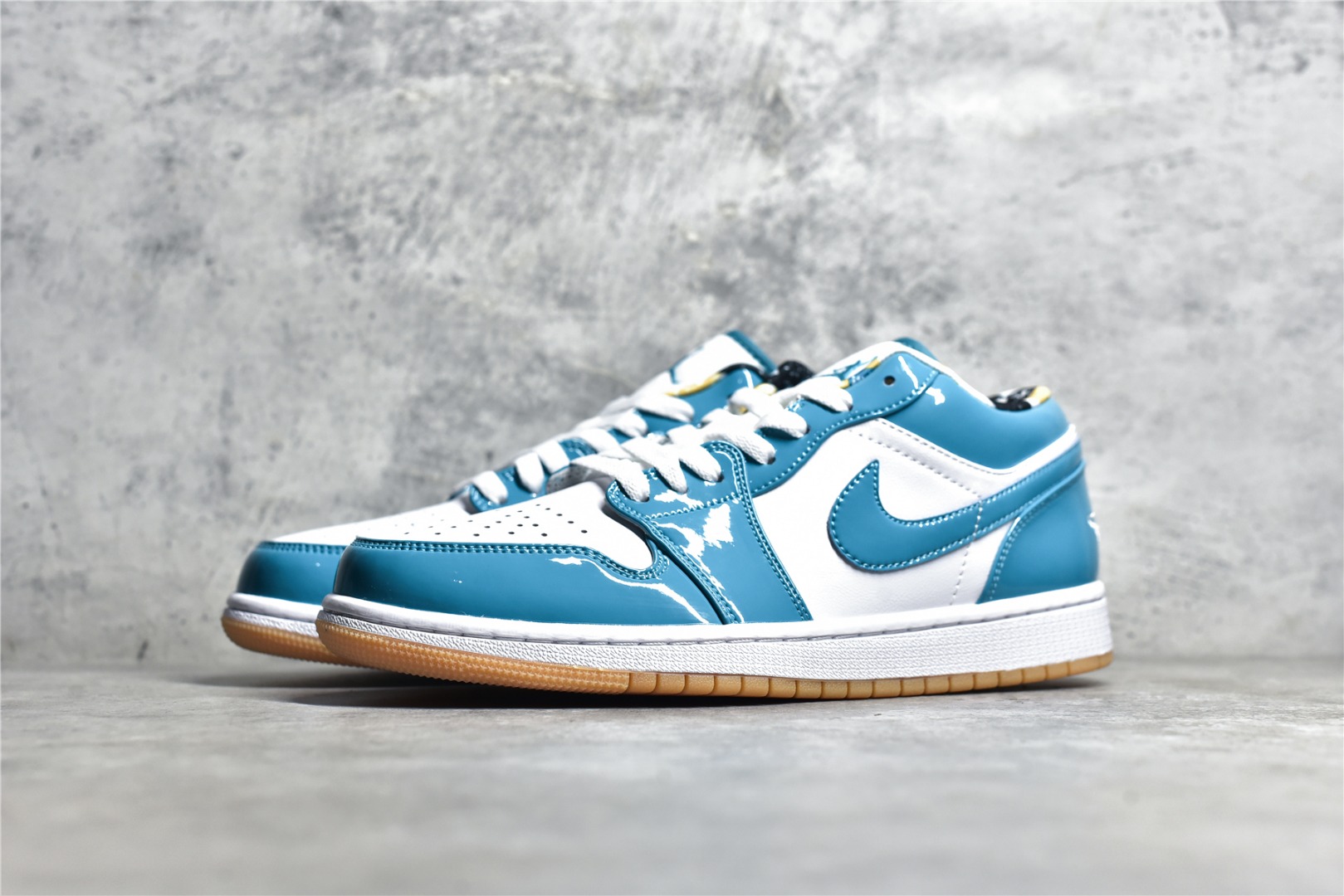 AIR JORDAN AJ1 LOW TOP BLUE AND WHITE