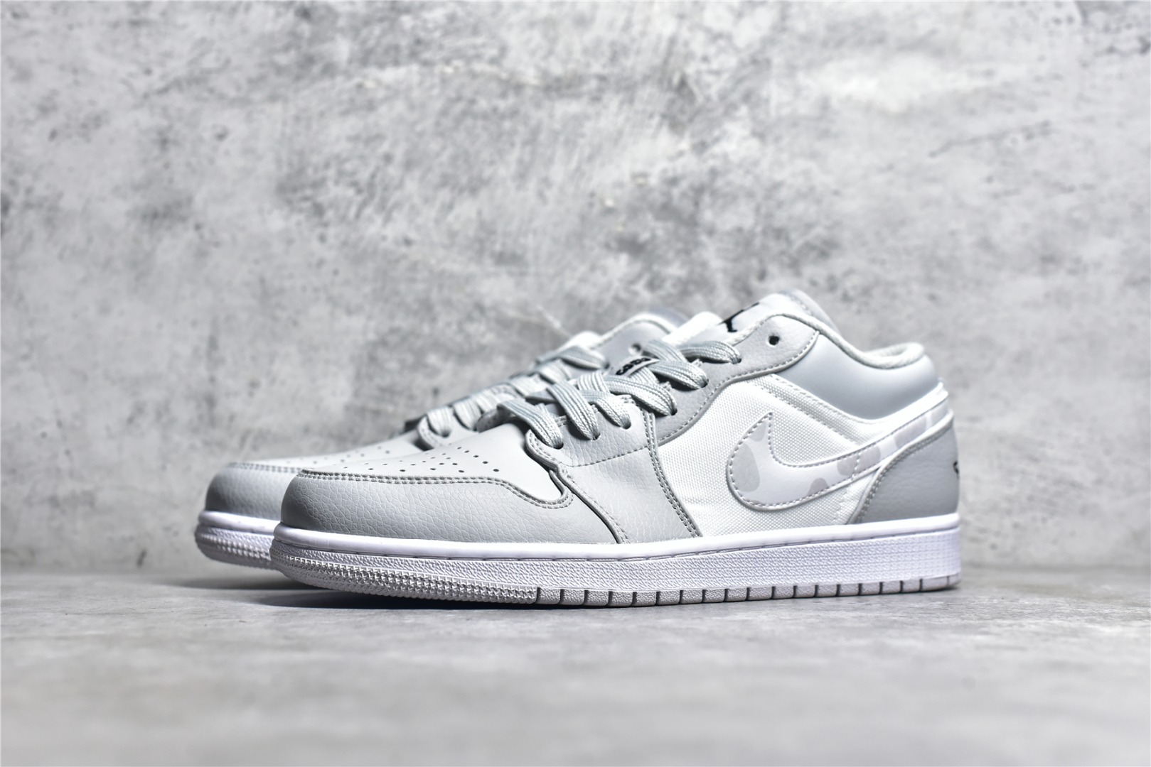 AIR JORDAN AJ1 LOW TOP GREY & WHITE