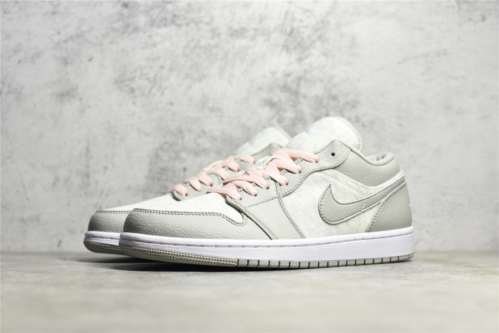 AIR JORDAN AJ1 LOW LOW TOP GREY AND WHITE