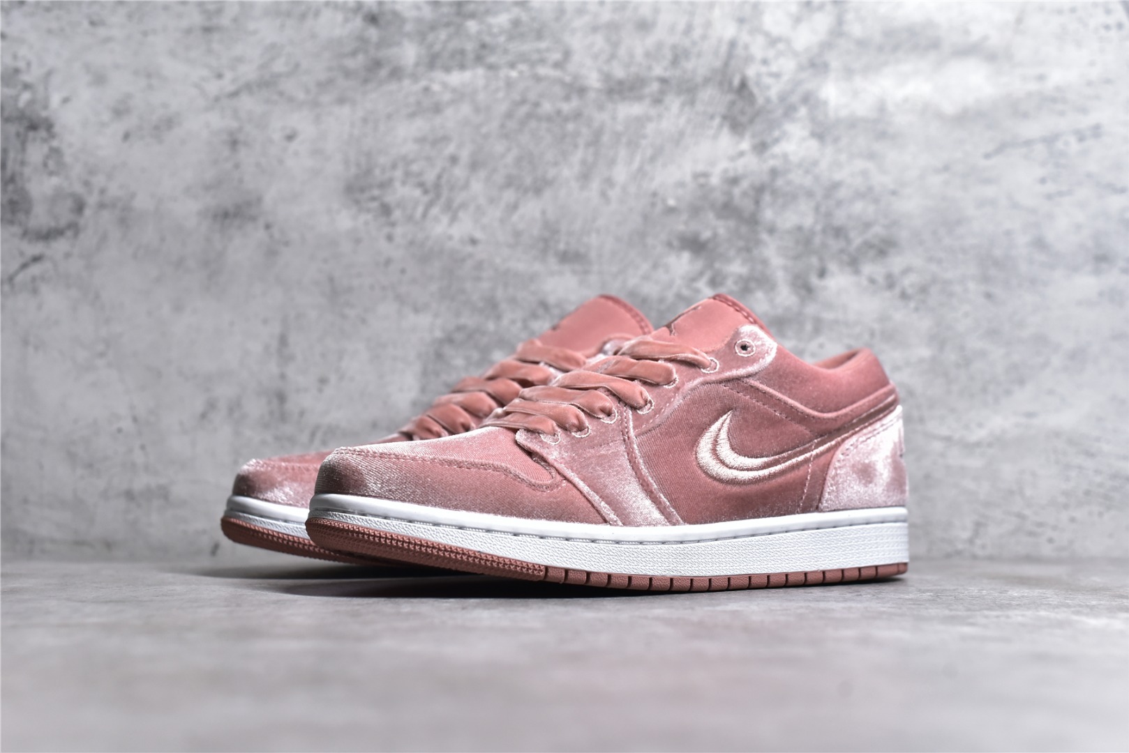 AIR JORDAN 1 LOW TOP PINK VELVET